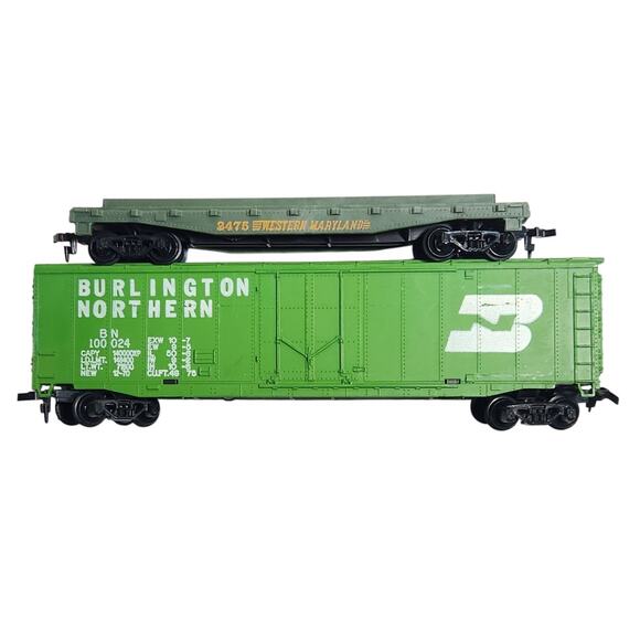 HO Scale 7" Burlington Northern Box Car & 5.7" Western Maryland Flat Car Lot - Picture 1 of 6